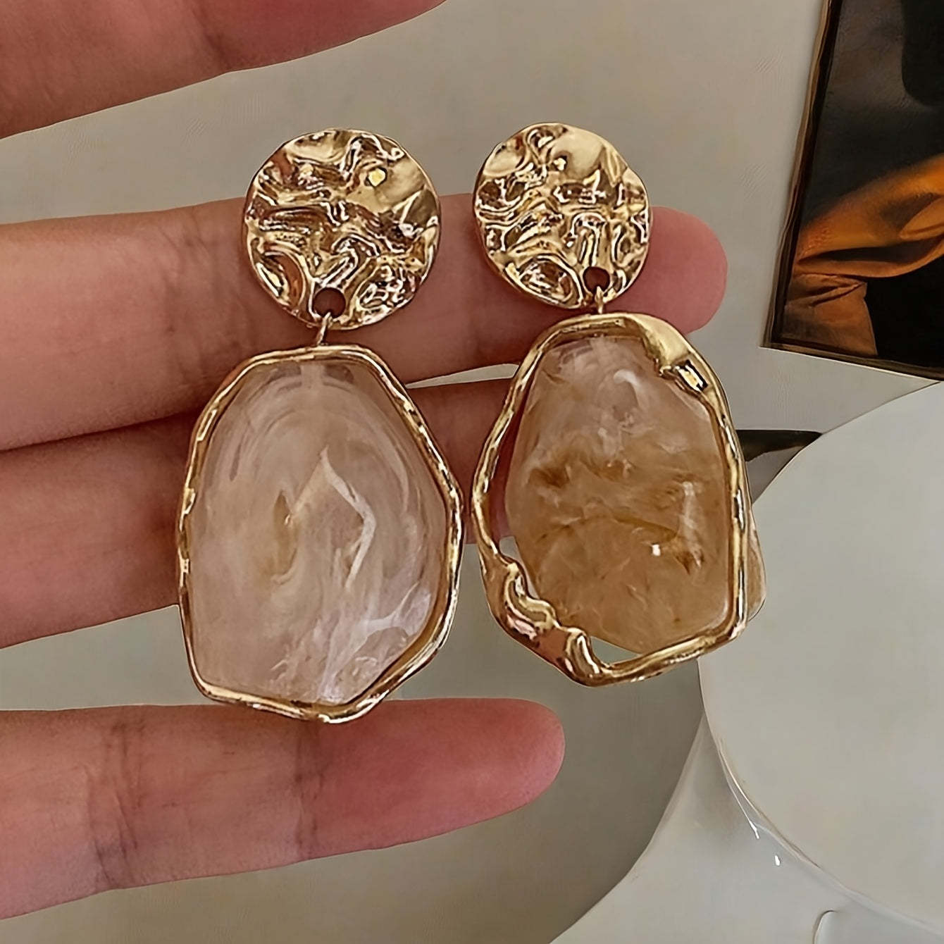 1 Pair Women's Vintage Elegant Ear Studs - Golden-Tone Metal with Beige/Neutral Tones, Everyday & Special Occasion Jewelry for Wedding, Party, Valentine's/Mother's Day Gift - Year-Round Timeless Accessory, Wedding Earrings, P