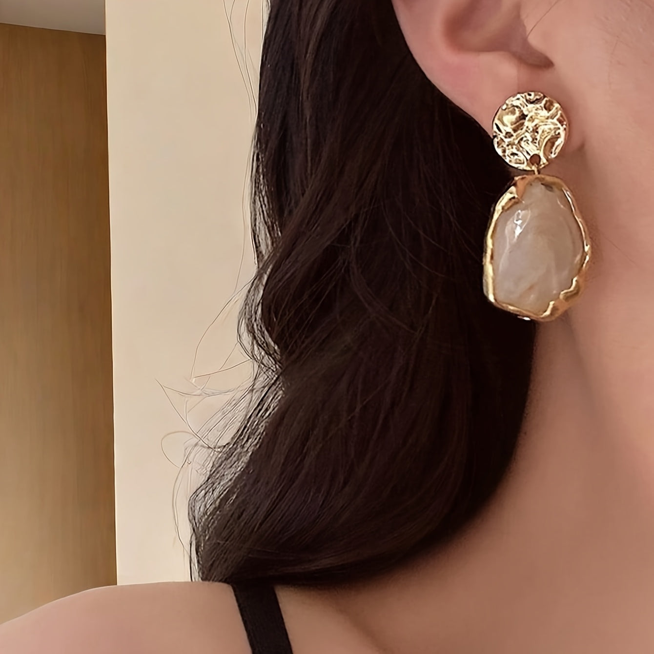 1 Pair Women's Vintage Elegant Ear Studs - Golden-Tone Metal with Beige/Neutral Tones, Everyday & Special Occasion Jewelry for Wedding, Party, Valentine's/Mother's Day Gift - Year-Round Timeless Accessory, Wedding Earrings, P