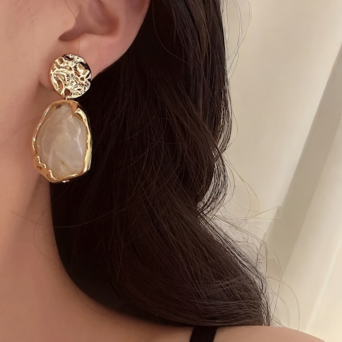 1 Pair Women's Vintage Elegant Ear Studs - Golden-Tone Metal with Beige/Neutral Tones, Everyday & Special Occasion Jewelry for Wedding, Party, Valentine's/Mother's Day Gift - Year-Round Timeless Accessory, Wedding Earrings, P
