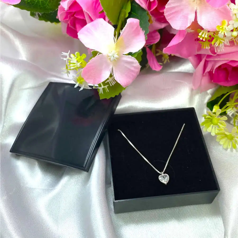 Colar Feminino – Presente para Esposa, Namorada ou Noiva, Coração com Ponto de Luz em Prata