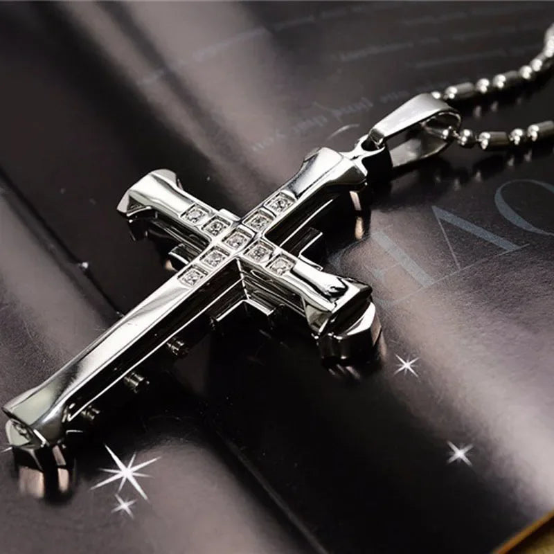 Pingente Masculino Cruz Cristal – Jesus, Zircônia, Dourado/Preto/Azul, Aço Inoxidável