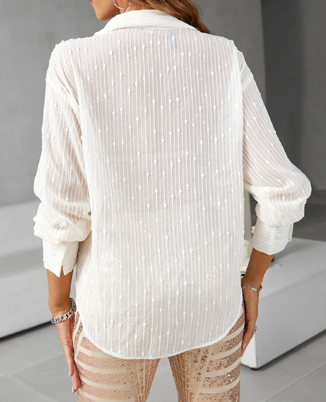 Blusa Feminina Elegante – Manga Longa, Botões Frontais e Tecido Texturizado Swiss Dot