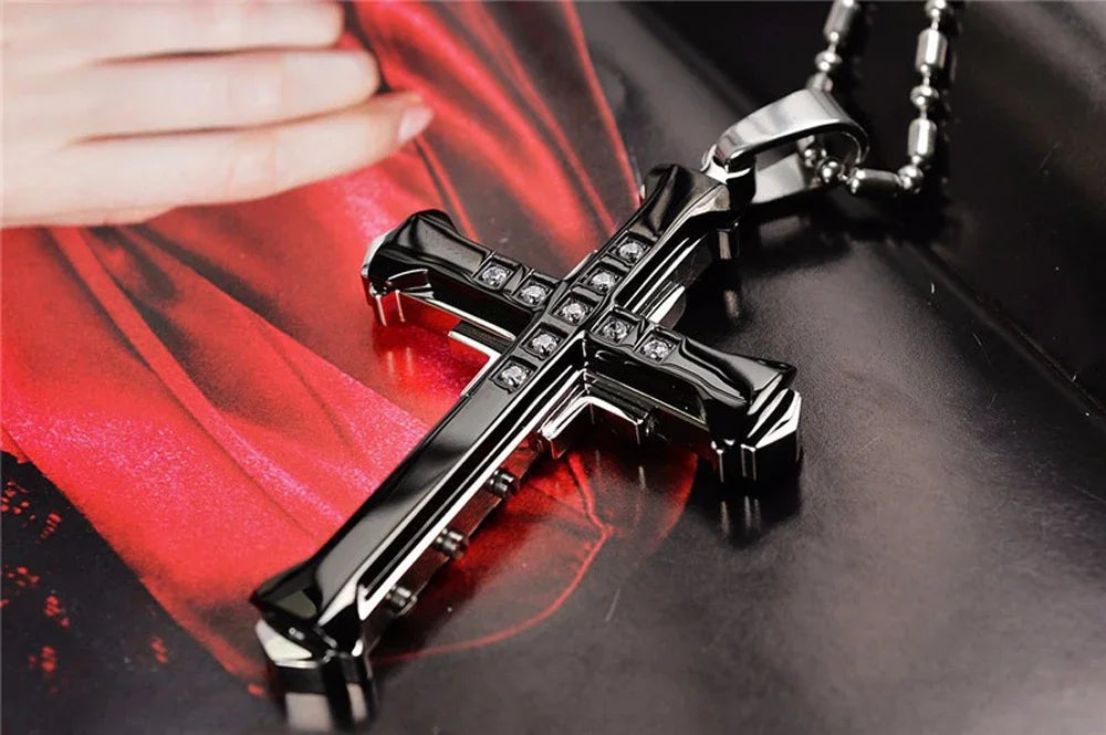 Pingente Masculino Cruz Cristal – Jesus, Zircônia, Dourado/Preto/Azul, Aço Inoxidável