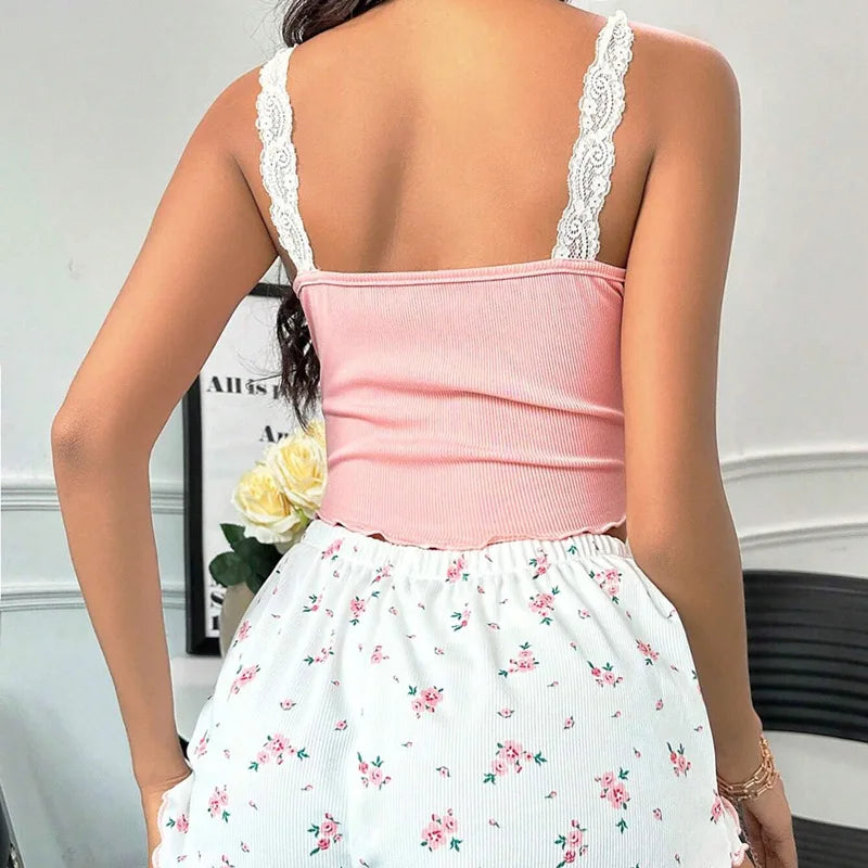 Conjunto Pijama Sexy com Suspensório – Top Decote V em Renda e Shorts Justo com Estampa Floral